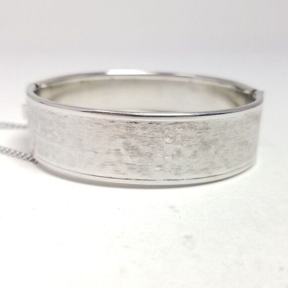 Vintage Silver Tone Textured Hinged Bangle Bracelet with Security Chain, Estate - Picture 2 of 7